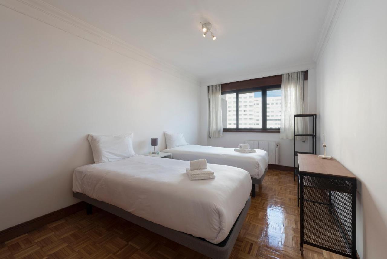 Lovelystay - Charming 3Br Flat W/ Free Parking In Devesas ヴィラ・ノヴァ・デ・ガイア エクステリア 写真